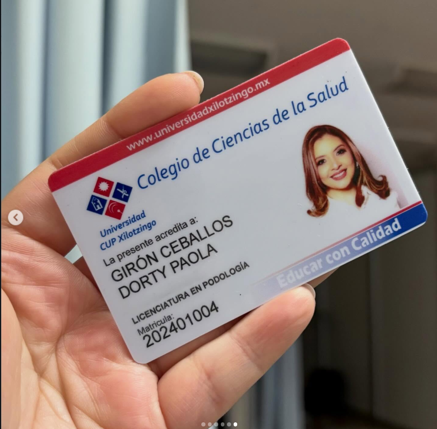 Credencial de licenciatura en podología de Dorty Girón